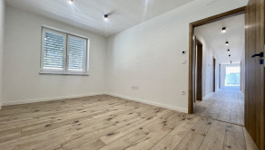 SKOLAUDOVANÉ - PRIESTRANNÝ 4-IZBOVÝ BUNGALOV(128M2) V NADŠTANDARDE, TERASA, EXT. ŽALÚZIE AJ PLOT V CENE, 3 PARKOVACIE MIESTA - fotografia 11