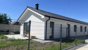 SKOLAUDOVANÉ - PRIESTRANNÝ 4-IZBOVÝ BUNGALOV(128M2) V NADŠTANDARDE, TERASA, EXT. ŽALÚZIE AJ PLOT V CENE, 3 PARKOVACIE MIESTA - fotografia 13