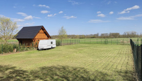 PEKNÝ OPLOTENÝ SLNEČNÝ POZEMOK (500M2) V ČUNOVE - fotografia 9