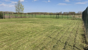 PEKNÝ OPLOTENÝ SLNEČNÝ POZEMOK (500M2) V ČUNOVE - fotografia 11