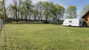 PEKNÝ OPLOTENÝ SLNEČNÝ POZEMOK (500M2) V ČUNOVE - fotografia 3