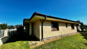ZNÍŽENÁ CENA- PRIESTRANNÝ 4-IZBOVÝ BUNGALOV (188M2) S GARÁŽOU A S PEKNÝM POZEMKOM (550M2) LEN 4KM OD SENCA - HRUBÝ ŠÚR - fotografia 3