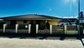 ZNÍŽENÁ CENA- PRIESTRANNÝ 4-IZBOVÝ BUNGALOV (188M2) S GARÁŽOU A S PEKNÝM POZEMKOM (550M2) LEN 4KM OD SENCA - HRUBÝ ŠÚR - fotografia 12