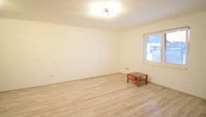 ZNÍŽENÁ CENA- PRIESTRANNÝ 4-IZBOVÝ BUNGALOV (188M2) S GARÁŽOU A S PEKNÝM POZEMKOM (550M2) LEN 4KM OD SENCA - HRUBÝ ŠÚR - fotografia 17