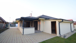 ZNÍŽENÁ CENA- PRIESTRANNÝ 4-IZBOVÝ BUNGALOV (188M2) S GARÁŽOU A S PEKNÝM POZEMKOM (550M2) LEN 4KM OD SENCA - HRUBÝ ŠÚR - fotografia 35