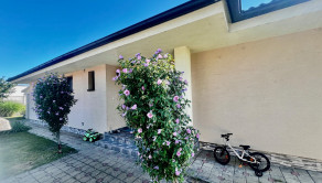 ZNÍŽENÁ CENA- PRIESTRANNÝ 4-IZBOVÝ BUNGALOV (188M2) S GARÁŽOU A S PEKNÝM POZEMKOM (550M2) LEN 4KM OD SENCA - HRUBÝ ŠÚR - fotografia 5