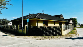 ZNÍŽENÁ CENA- PRIESTRANNÝ 4-IZBOVÝ BUNGALOV (188M2) S GARÁŽOU A S PEKNÝM POZEMKOM (550M2) LEN 4KM OD SENCA - HRUBÝ ŠÚR - fotografia 10