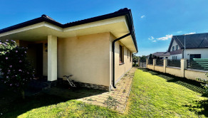 ZNÍŽENÁ CENA- PRIESTRANNÝ 4-IZBOVÝ BUNGALOV (188M2) S GARÁŽOU A S PEKNÝM POZEMKOM (550M2) LEN 4KM OD SENCA - HRUBÝ ŠÚR - fotografia 11