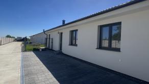 SKOLAUDOVANÉ - PRIESTRANNÝ 4-IZBOVÝ BUNGALOV(128M2) V NADŠTANDARDE, TERASA, EXT. ŽALÚZIE AJ PLOT V CENE, 3 PARKOVACIE MIESTA - fotografia 17