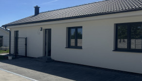 SKOLAUDOVANÉ - PRIESTRANNÝ 4-IZBOVÝ BUNGALOV(128M2) V NADŠTANDARDE, TERASA, EXT. ŽALÚZIE AJ PLOT V CENE, 3 PARKOVACIE MIESTA - fotografia 18