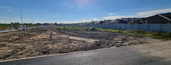 ROŽNÝ VOĽNÝ STAVEBNÝ POZEMOK (612M2),  SKVELÁ POLOHA -  MOST PRI BRATISLAVE