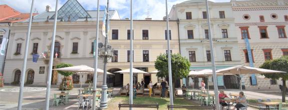 NÁDHERNÁ HISTORICKÁ BUDOVA   V CENTRE BANSKEJ BYSTRICE (1700m2)