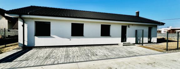 VEĽMI PEKNÝ,PRIESTRANNÝ 4-IZBOVÝ BUNGALOV(128M2)  V KVALITNOM ŠTANDARDE AJ S KUCHYŇOU (128M2), POZEMOK 403M2, TERASA AJ KOMPLET OPLOTENIE V CENE A ĎALŠIE BENEFITY