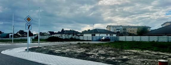 ROŽNÝ STAVEBNÝ POZEMOK (607M2)SO SIEŤAMI V NOVEJ LOKALITE RODINNÝCH DOMOV - MOST PRI BRATISLAVE