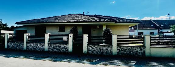 PRIESTRANNÝ 4-IZBOVÝ BUNGALOV (188M2) S GARÁŽOU A S PEKNÝM POZEMKOM (550M2) LEN 4KM OD SENCA - HRUBÝ ŚÚR