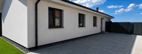 SKOLAUDOVANÉ - PRIESTRANNÝ 4-IZBOVÝ BUNGALOV(128M2) V NADŠTANDARDE, TERASA, EXT. ŽALÚZIE AJ PLOT V CENE, 3 PARKOVACIE MIESTA