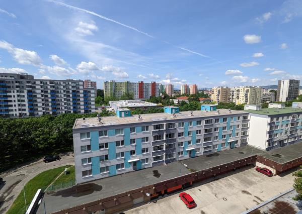 NA PREDAJ - KRÁSNY 4 IZBOVÝ BYT VO VRAKUNI PLNEJ ZELENE