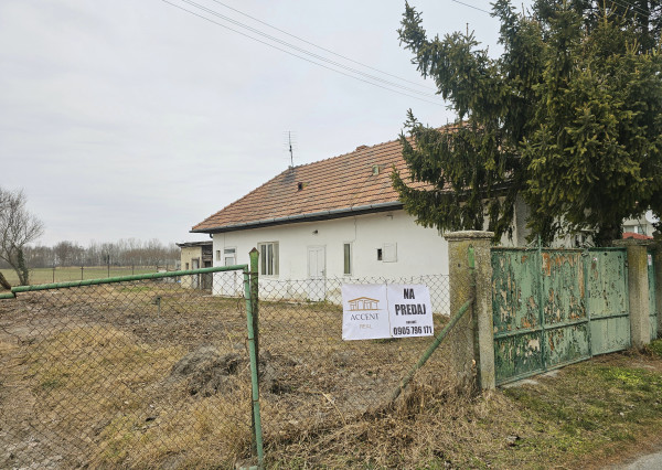 KRÁĽOVIČOVE KRAČANY - VEĽKÝ STAVEBNÝ POZEMOK 1200m2 SO STARŠÍM DOMOM