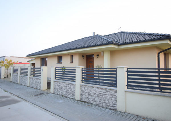 PRIESTRANNÝ 4-IZBOVÝ BUNGALOV (18M2) S GARÁŽOU NA PEKNOM ROŽNOM POZEMKU (550M2)