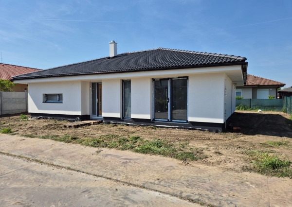 NOVOSTAVBA - 4-IZBOVÝ SAMOSTATNE STOJACI BUNGALOV(137M2) V LOKALITE TRI VODY MALINOVO