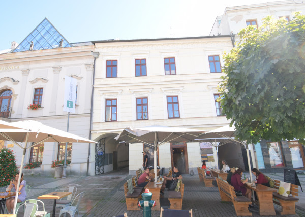 NÁDHERNÁ HISTORICKÁ BUDOVA V CENTRE BANSKEJ BYSTRICE (1700m2)