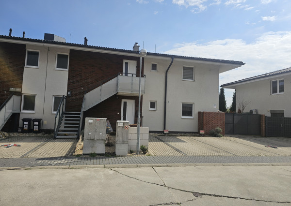 ACCENT REAL - Výnimočný 3 izbový byt v RD s terasou a záhradou, 3 parkovacie miesta