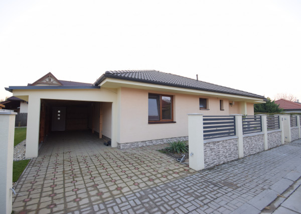 PRIESTRANNÝ 4-IZBOVÝ BUNGALOV (188M2) S GARÁŽOU A S PEKNÝM POZEMKOM (550M2) LEN 4KM OD SENCA - HRUBÝ ŚÚR