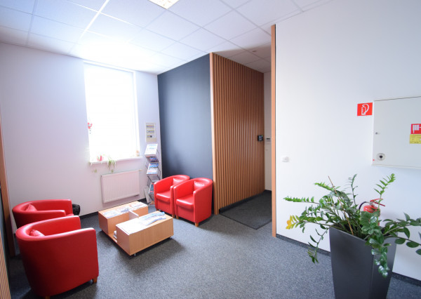 OBCHODNÉ PRIESTORY S VÝKLADOM A S KANCELÁRIAMI NA FREKVENTOVANEJ ULICI (173 m2) IVANSKÁ CESTA