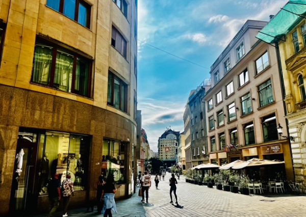 REZERVOVANÉ -  LUKRATÍVNY KLIMATIZOVANÝ  3-IZBOVÝ BYT (91M2) S BALKÓNOM A S 2 KÚPEĽŇAMI V EXKLUZÍVNOM CITY GATE NA PEŠEJ ZÓNE -GORKÉHO/LAURINSKÁ