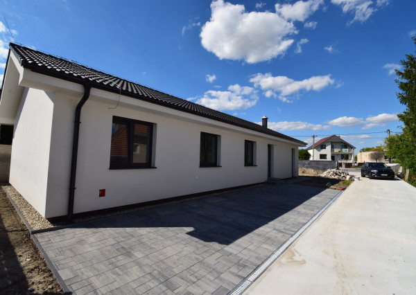 SAMOSTATNE STOJACI 4-IZBOVÝ BUNGALOV(126M2)  V KRÁĽOVEJ PRI SENCI - MOŽNOSŤ DOKONČENIA DO ŠTANDARDU VRÁTANE KUCHYNE