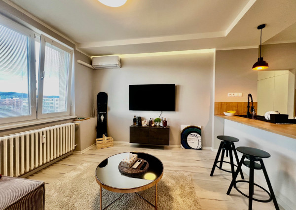 PRENÁJOM VEĽMI PEKNÉHO KLIMATIZOVANÉHO 1,5 IZBOVÉHO BYTU NA MESAČNEJ ULICI V RUŽINOVE