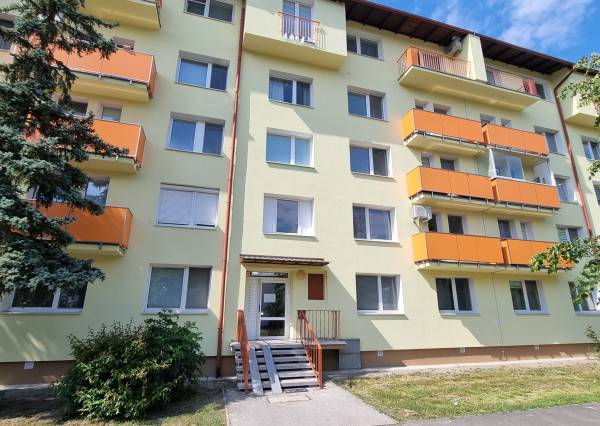 PRIPRAVUJEME PRE VÁS - PREDAJ KOMPLETNE ZREKONŠTRUOVANÉHO 3 IZBOVÉHO BYTU (70 M2)V RUŽINOVE VO VÝBORNEJ LOKALITE PLNEJ ZELENE