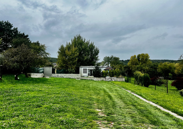 NÁDHERNÝ SLNEČNÝ POZEMOK POD LESOM (1427M2) S KOMPLETNE ZARIADENÝM 4-IZBOVÝM MOBILNÝM DOMOM (100M2) - PEKNÁ CESTA RAČA