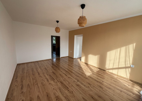 PRENÁJOM - 2 IZBOVÝ ZREKONŠTRUOVANÝ BYT V BLÍZKOSTI CENTRA MESTA V TRENČÍNE .