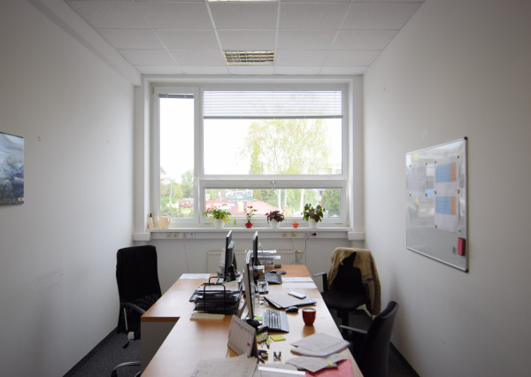 OBCHODNÉ PRIESTORY S KANCELÁRIAMI  NA FREKVENTOVANEJ ULICI (205 m2) IVANSKÁ CESTA