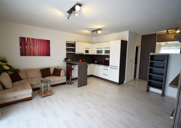 VEĽMI PEKNÝ 1-IZBOVÝ BYT(37M2) S PARKOVACÍM MIESTOM V UZAVRETOM REZIDENČNOM AREÁLI