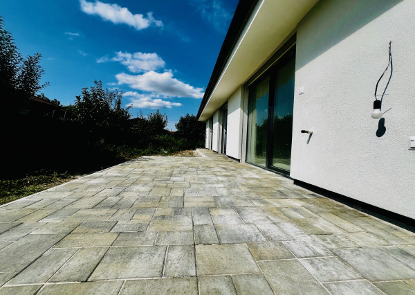 SKOLAUDOVANÉ - NADŠTANDARDNÝ 4-IZBOVÝ SAMOSTATNE STOJACI BUNGALOV(140M2) S VYSOKÝMI STROPMI, PEKNÝM POZEMKOM (411M2) V SKVELEJ LOKALITE TRI VODY MALINOVO