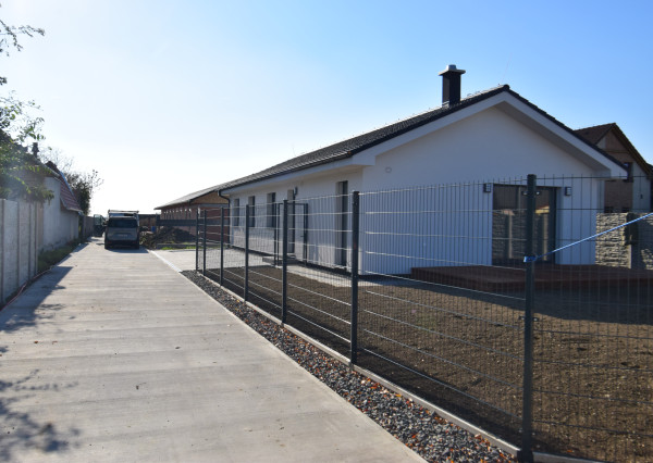 VEĽMI PEKNÝ,PRIESTRANNÝ 4-IZBOVÝ BUNGALOV V KVALITNOM ŠTANDARDE AJ S KUCHYŇOU A SPOTREBIČMI(126M2), POZEMOK 410M2, TERASA AJ KOMPLET OPLOTENIE V CENE A ĎALŠIE BENEFITY