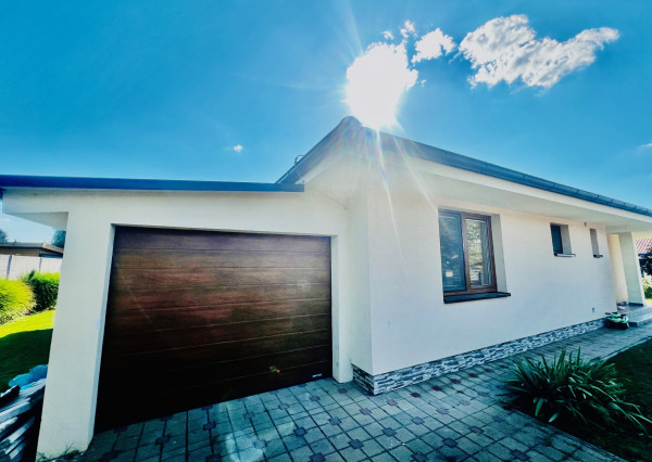 PRIESTRANNÝ 4-IZBOVÝ BUNGALOV (188M2) S GARÁŽOU A S PEKNÝM POZEMKOM (550M2) LEN 4KM OD SENCA - HRUBÝ ŚÚR