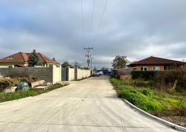 PEKNÝ ROŽNÝ STAVEBNÝ POZEMOK (626M2) S HOTOVÝM PROJEKTOM A SO STAVEBNÝM POVOLENÍM- VŠETKY INŽINIERSKE SIETE - 4KM OD SENCA - KRÁĽOVÁ PRI SENCI