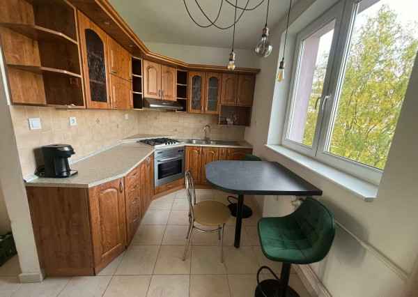 PRENÁJOM - 2 IZBOVÝ ZREKONŠTRUOVANÝ BYT V BLÍZKOSTI CENTRA MESTA V TRENČÍNE .