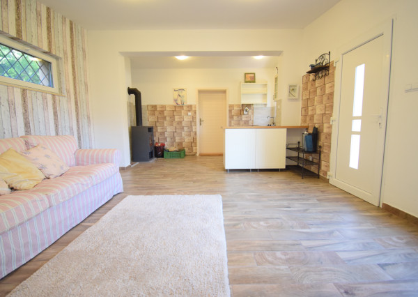 CELOROČNE OBÝVATEĽNÁ 2- IZBOVÁ CHATA SO SÚPISNÝM ČÍSLOM (60M2) S TERASOU, PARKOVACÍMI MIESTAMI A KRÁSNOU ZÁHRADOU