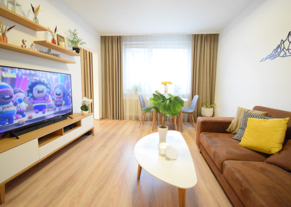 VEĽMI PEKNÝ, KVALITNE ZREKONŠTRUOVANÝ 3-IZBOVÝ BYT (70 M2)V RUŽINOVE VO VÝBORNEJ LOKALITE PLNEJ ZELENE