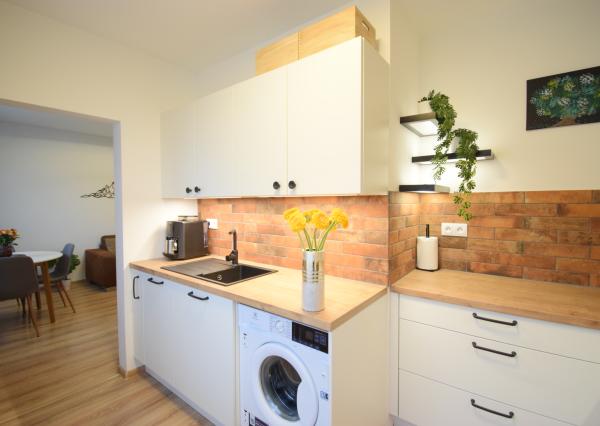 VEĽMI PEKNÝ, KVALITNE ZREKONŠTRUOVANÝ 3-IZBOVÝ BYT (70 M2)V RUŽINOVE VO VÝBORNEJ LOKALITE PLNEJ ZELENE