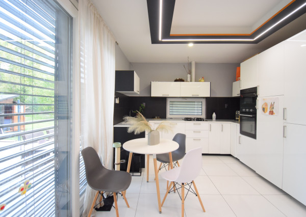 KOMPLETNE ZARIADENÝ 4- IZBOVÝ MOBILNÝ DOM S TERASOU S KRÁSNYM SLNEČNÝM POZEMKOM (1427M2) - PEKNÁ CESTA RAČA