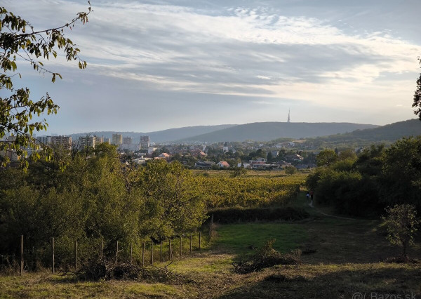ZNÍŽENÁ CENA - STAVEBNÝ POZEMOK - RAČA (MOŽNOSŤ ROZDELENIA NA TRI ČASTI)
