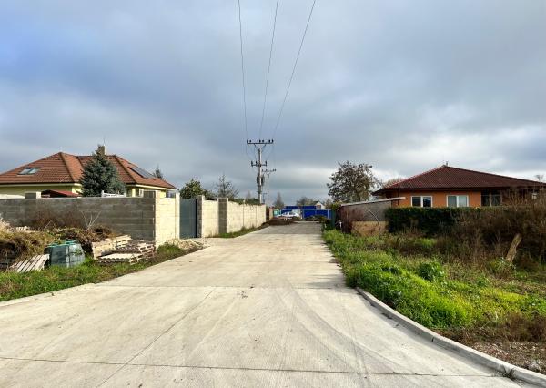 PEKNÝ ROŽNÝ STAVEBNÝ POZEMOK (626M2) S HOTOVÝM PROJEKTOM A SO STAVEBNÝM POVOLENÍM- VŠETKY INŽINIERSKE SIETE - 4KM OD SENCA - KRÁĽOVÁ PRI SENCI