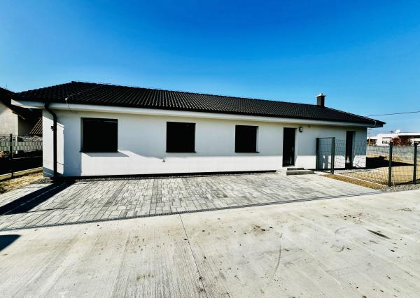 VEĽMI PEKNÝ, PRIESTRANNÝ 4-IZBOVÝ BUNGALOV V KVALITNOM ŠTANDARDE AJ S KUCHYŇOU A SPOTREBIČMI(126M2), POZEMOK 410M2, TERASA AJ KOMPLET OPLOTENIE V CENE A ĎALŠIE BENEFITY