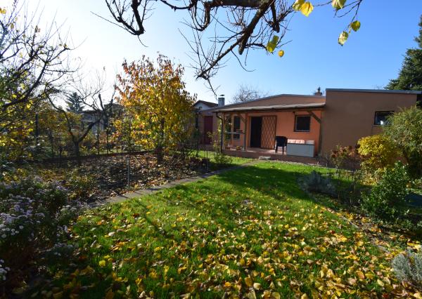 CELOROČNE OBÝVATEĽNÁ 2- IZBOVÁ CHATA SO SÚPISNÝM ČÍSLOM (60M2) S TERASOU, PARKOVACÍMI MIESTAMI A KRÁSNOU ZÁHRADOU