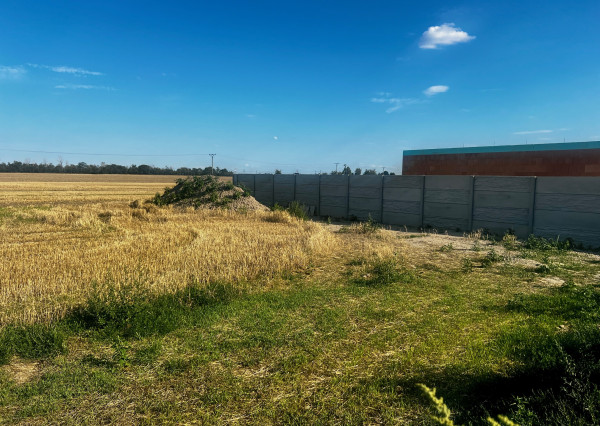 ROŽNÝ VOĽNÝ STAVEBNÝ POZEMOK (612M2),  SKVELÁ POLOHA -  MOST PRI BRATISLAVE